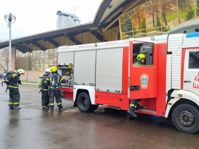 Спасатели и сотрудники спорткомплекса «Подмосковье» тренировались противостоять огню
