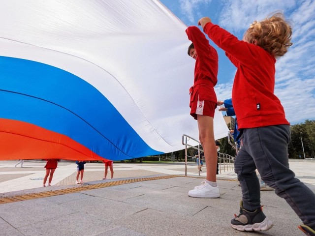 В Мытищах развернули огромный флаг России в День народного единства