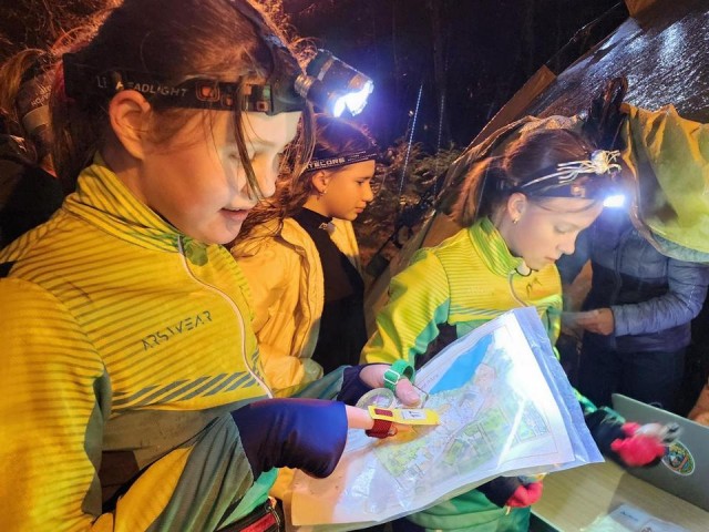 Дождь и темнота – не помеха: школьники с помощью карты разыскали все контрольные точки в парке