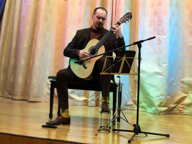 Гитарист Кузьма Филимонов дал концерт для учеников Черноголовской школы искусств