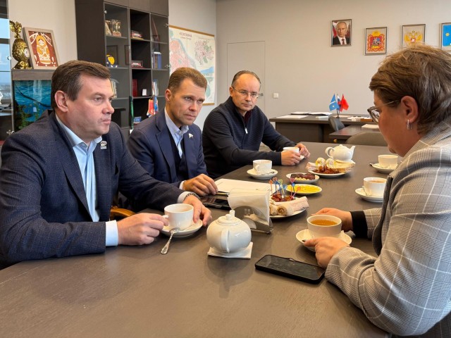 Доверительный диалог за чашкой чая: подмосковный депутат встретился в Коломне с участницей СВО