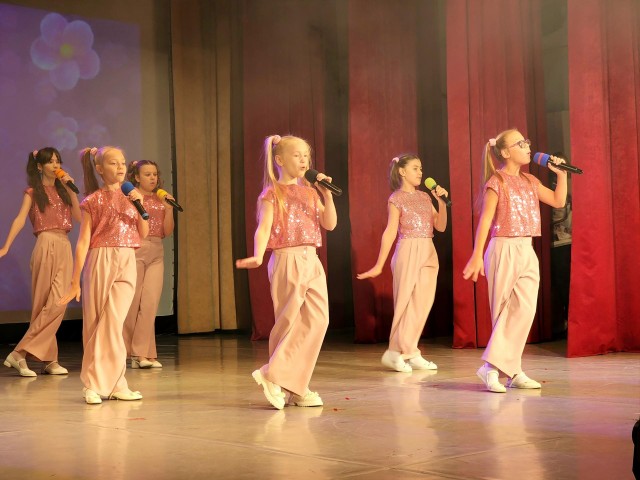 Творческие коллективы и солисты Солнечногорска поздравили женщин с Днем матери