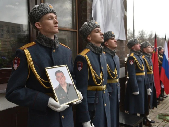 «С честью выполнил свой долг»: мемориальную доску в честь участника СВО открыли в микрорайоне Новое Павлино