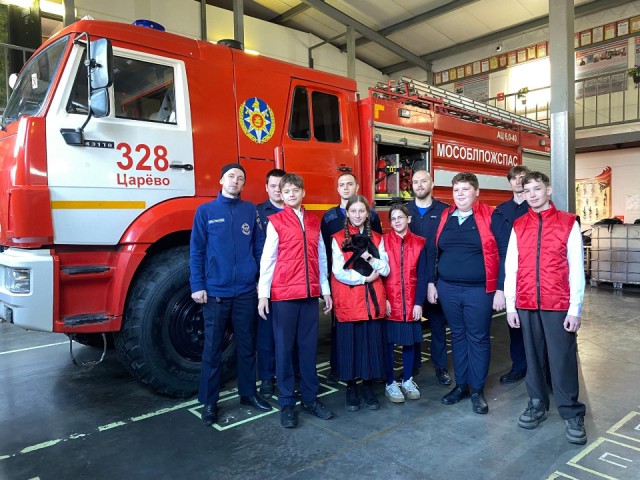 Как работают герои: школьники Пушкино примерили экипировку пожарных и проверили свою смелость