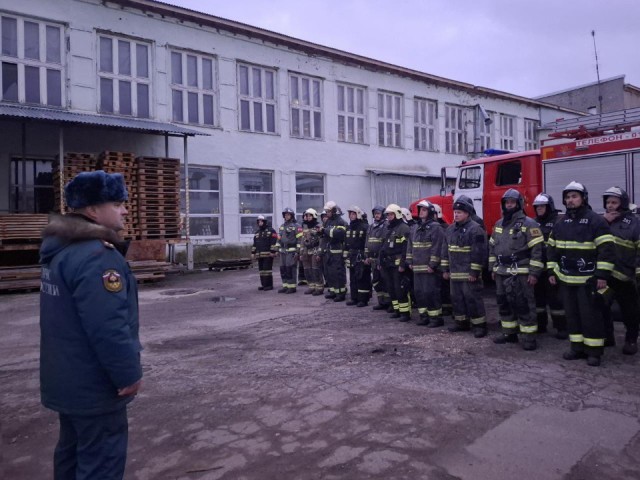 Фарфор не горит, а спасатели — тренируются: как в Ликино‑Дулеве тушили условный пожар