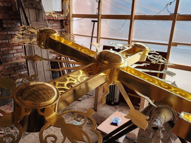 Крест для строящегося храма в честь иконы «Всех скорбящих Радость» позолотили в семь слоев