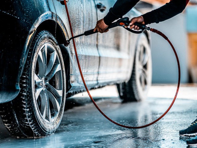 Как правильно мыть машину на мойке самообслуживания и сколько нужно денег