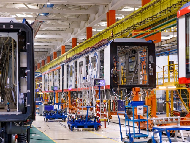 Завод обеспечен работой: столичные власти до конца 2025 года закупят еще 40 вагонов метро