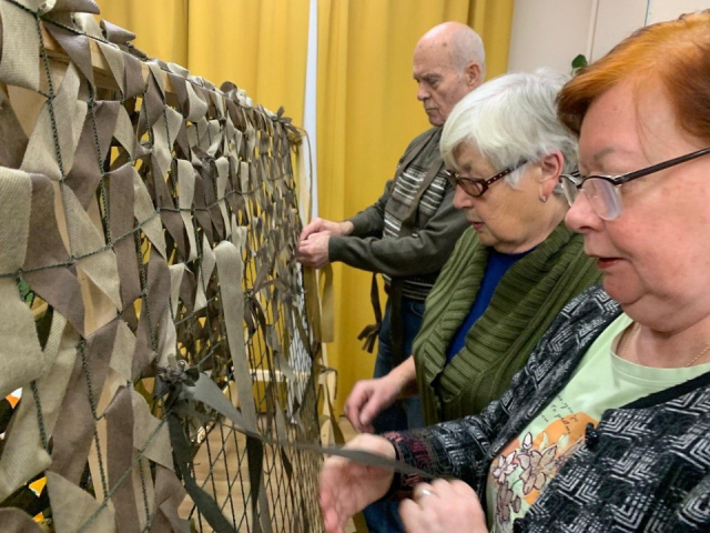 В микрорайоне Юбилейный каждое утро кипит работа: жители создают маскировочные сети для солдат — узнай, как стать частью команды