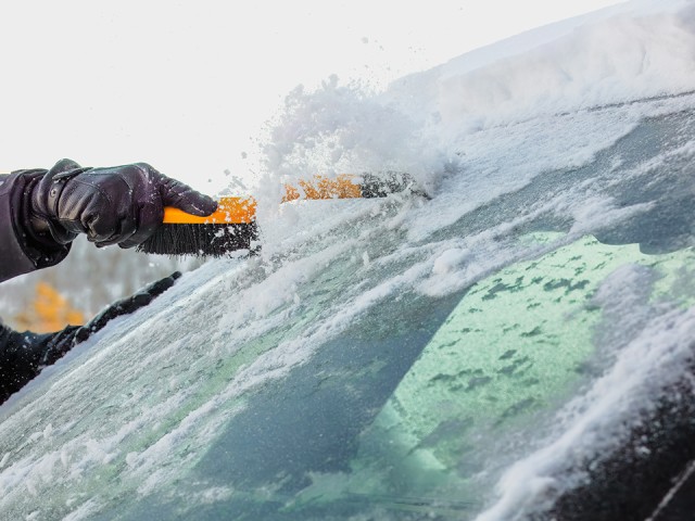 Ледяной удар в Истре: чем опасна неочищенная крыша автомобиля для других машин