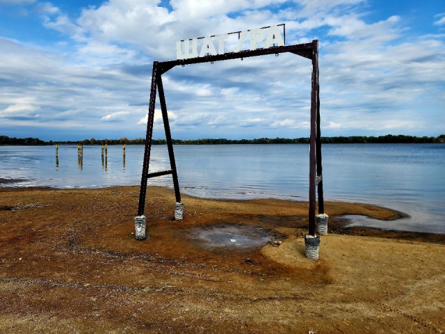 В Шатуре обмелело озеро Святое: жители гуляют по дну
