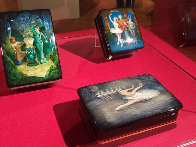 Федоскинские мастера посвятили шкатулки столетнему юбилею Майи Плисецкой