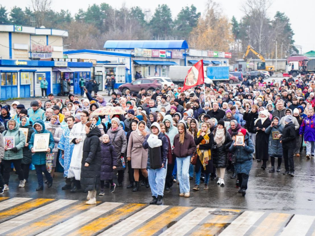 «Поливал дождь, но никто не свернул»: шатурянка рассказала об участии в массовом крестном ходе