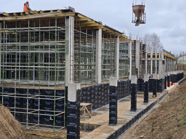 На городском стадионе «Спартак» в Можайске строят вторую секцию трибун