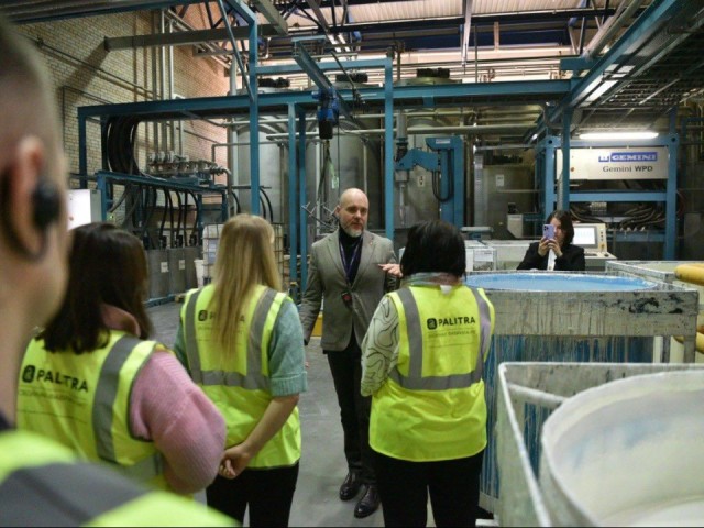 Обои для жизни: на фабрике «Палитра» участникам СВО показали, как можно построить новую карьеру в Балашихе после службы