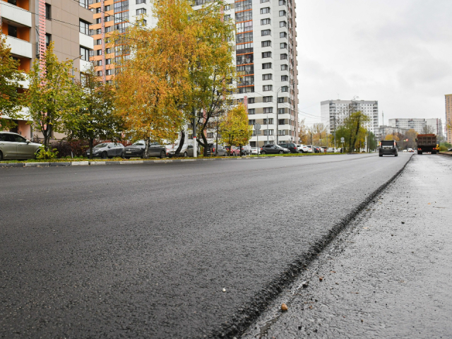 Замена асфальта на Молодежной улице в Химках продлится до 10 декабря