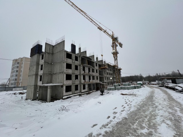 Из ветхих стен — в новые квартиры: в «Солнечном» строят дом для 200 переселенцев.  Кто обретет крышу над головой?