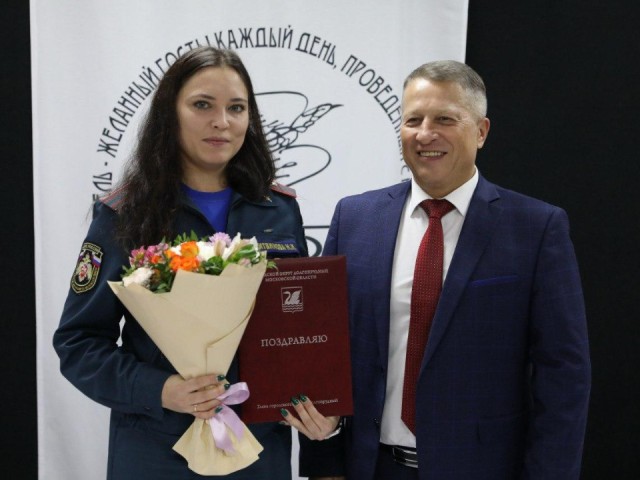 Мама — главное слово: в Долгопрудном женщинам вручили благодарственные письма и цветы