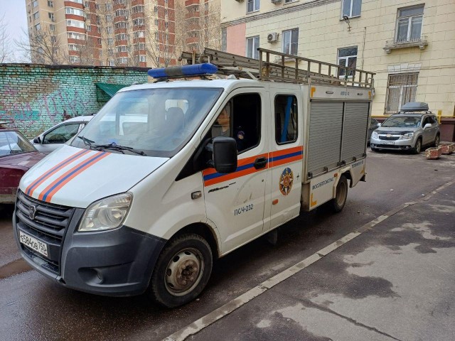 Спасатели помогли медикам попасть в квартиру к беспомощному пенсионеру в Люберцах