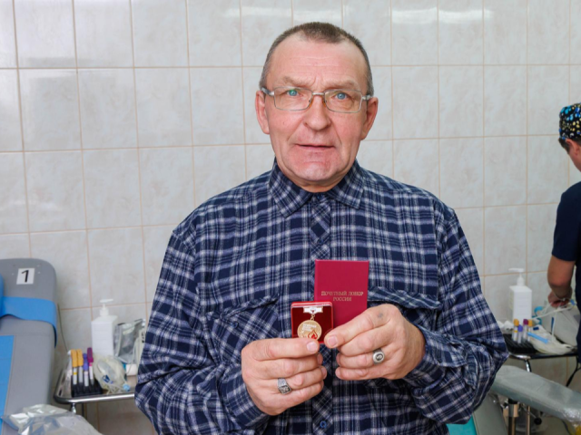 Работает на высоте и делится кровью: кровельщик из Люберец стал «Почетным донором РФ»