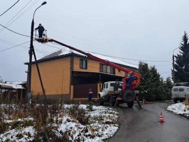 Светлое будущее поселка: как в Любучанах модернизировали электросети — от проводов до кустов