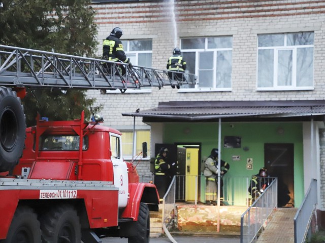 Пожарные спасли «пострадавшего» во время учебной тревоги в рошальском детском саду