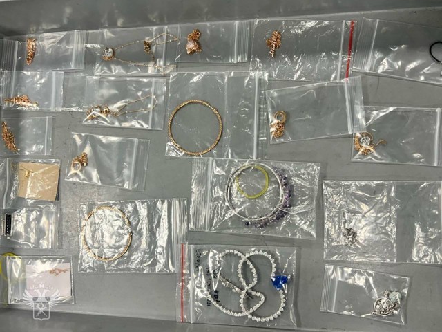 В аэропорту Домодедово задержали россиянку с контрабандными украшениями на ₽11 млн