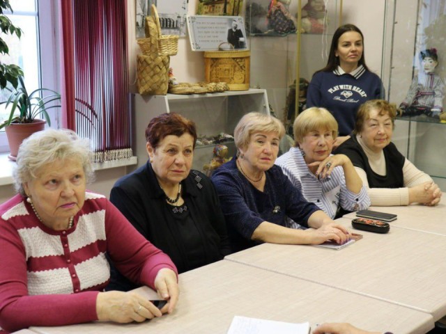 «Госуслуги» на ладони: ветераны Истры получили чек‑лист по социальным выплатам