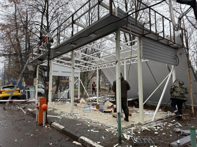 Сложный демонтаж: в Котельниках вручную разобрали незаконный торговый павильон