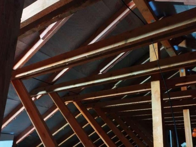 Крыша больше не течет: когда завершится капремонт кровли дома в Рошале