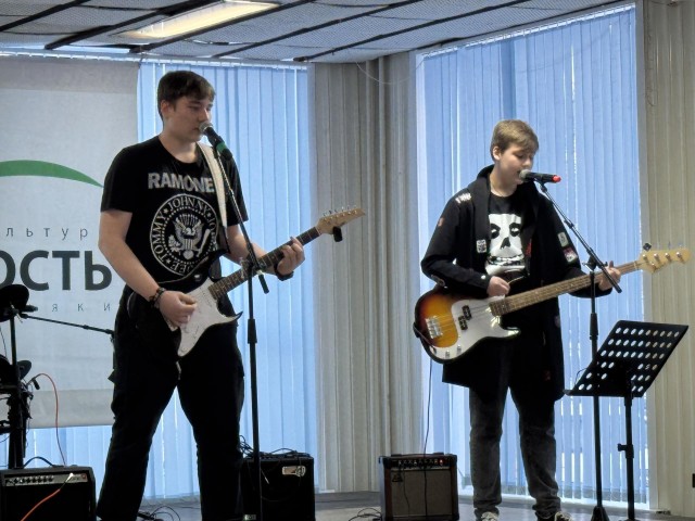 Десятки килограммов корма собрали под звуки металла на концерте в Березняках