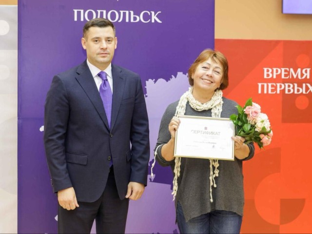 Ключи к новой жизни: глава Подольска вручил трем жителям сертификаты на жилье