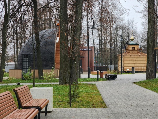 Строители завершают кровельные работы на часовне в парке Киово в Лобне