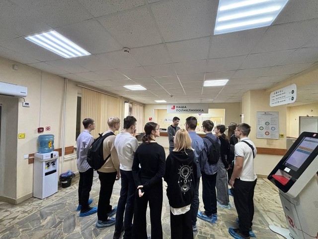Школьники в белом: как Ногинская больница превращает экскурсии в путь к будущей профессии
