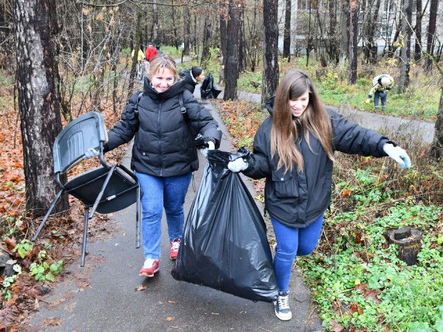 На субботнике в Жуковском жители очистили территории от мусора и листьев