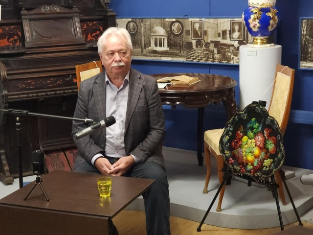 Михаил Лебедев рассказал о тайнах жостовской росписи