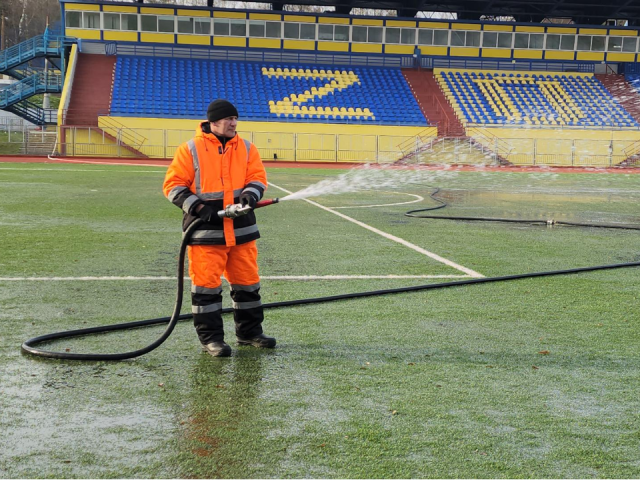 На стадионе «Зоркий» в Красногорске начали заливать каток