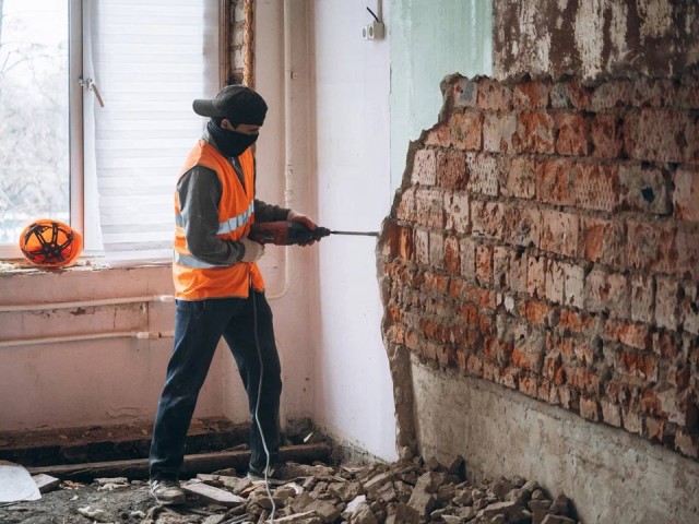 В щелковской школе №5 демонтируют старую отделку и инженерные системы