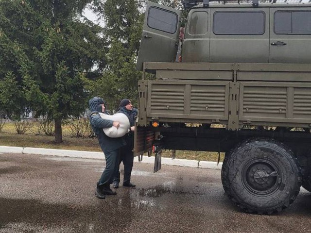 Огнетушители и каши: сотрудники МЧС отправили гуманитарную помощь на передовую