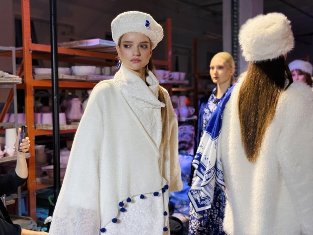 Пуховики и шубы в стиле Гжель: в цехах фарфорового завода представлены новинки сезона
