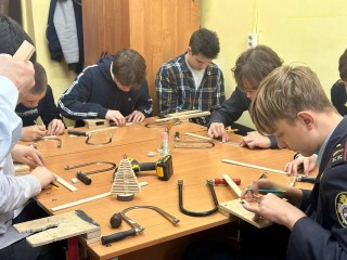 Как школьники осваивают столярное дело
