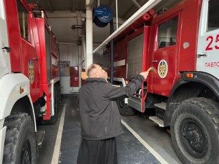 От тушения пожаров к укреплению духа: в Павлово‑Посадском округе прошла необычная встреча спасателей со священником