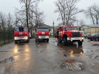 Один в дыму: как спасатели отыскали условного пострадавшего в пылающей спортшколе Можайска