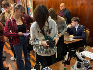 Профориентация без скуки: в Балашихе прошел форум, где можно было потрогать профессии будущего руками — через VR-очки и джойстик робота