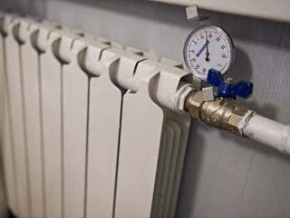 Щели, трубы и батареи: специалист рассказал, как подготовить квартиру к холодам без стресса