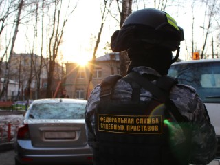 Судебные приставы взыскали материальный ущерб с управляющей компании в Клину