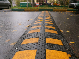 В Химках рассмотрят вопрос установки дорожных знаков и искусственных неровностей в деревне Юрлово