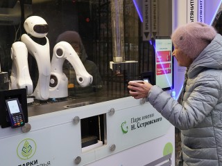 Робот-бариста Монти разливает кофе в парке Островского с технологичным шармом