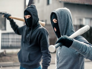 Биты и пистолеты: в Подмосковье группа подростков напала на электричку и машиниста