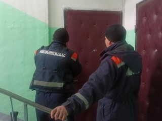 Спасатели помогли медикам попасть в квартиру к больному пенсионеру в Егорьевске